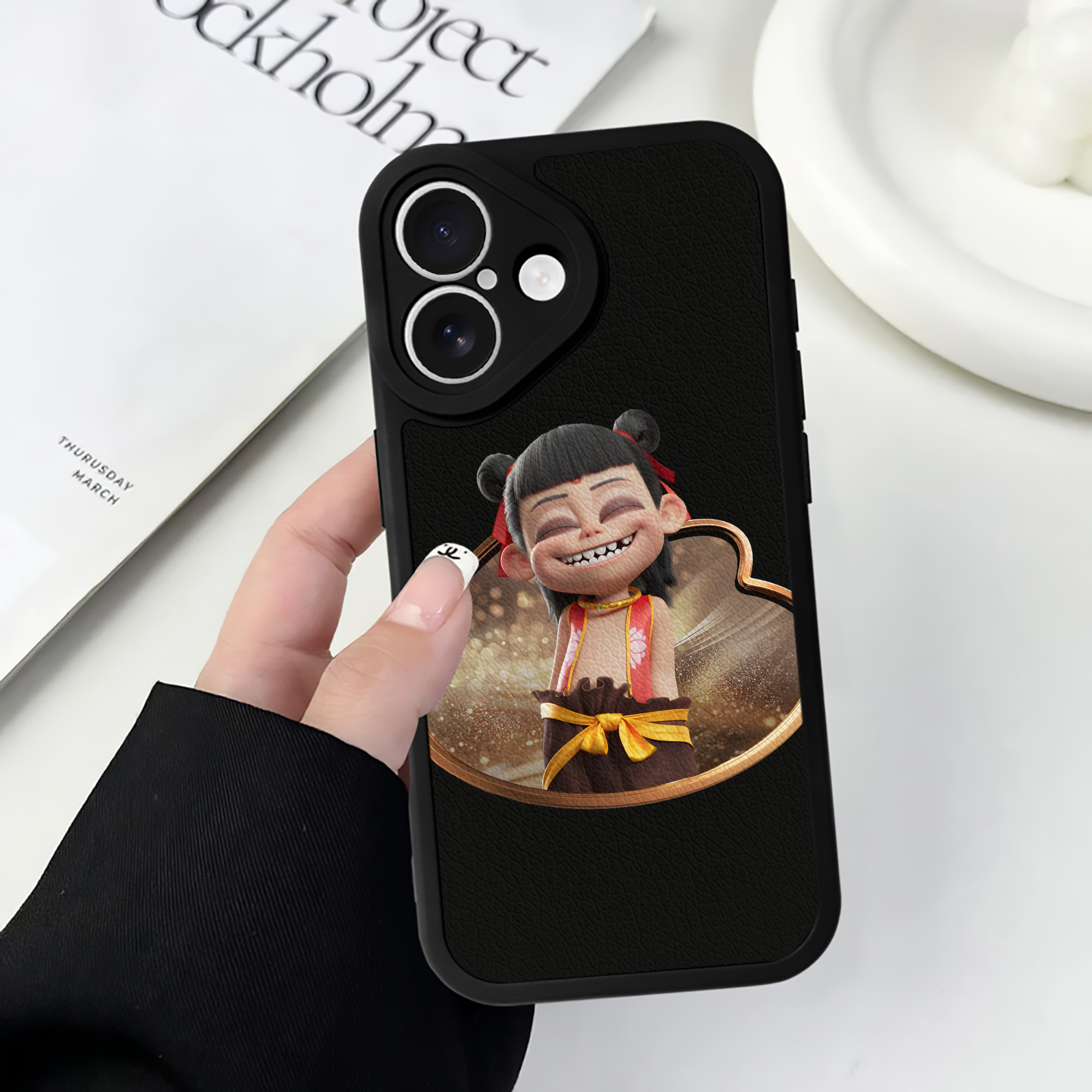 （画像用） Ne Zha 2 ナタ 魔童の大暴れ 【iPhone 16シリーズ対応】シリコンスマホケース（レザー調） 材質：シリコン